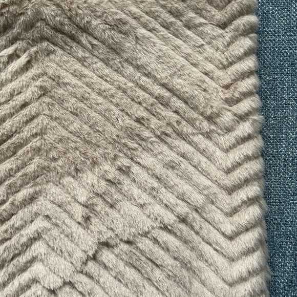 NWT set of 3 Taupe Throw Pillow Covers Taupe Fluffy Zigzag 18x18 - Picture 7 of 7